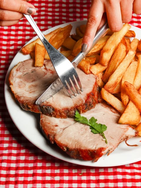 Plato con cerdo al horno y papas fritas